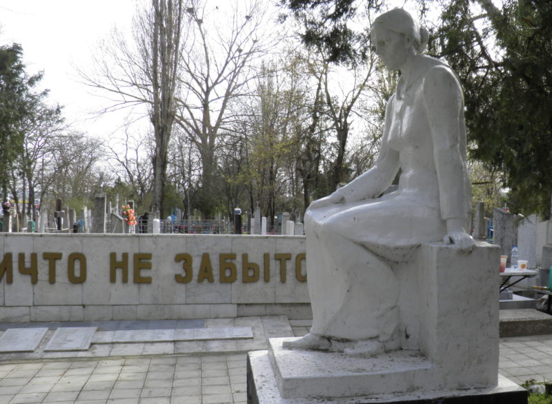 г. Темрюк. Братская могила на кладбище, в которой похоронено 102 советских воина.