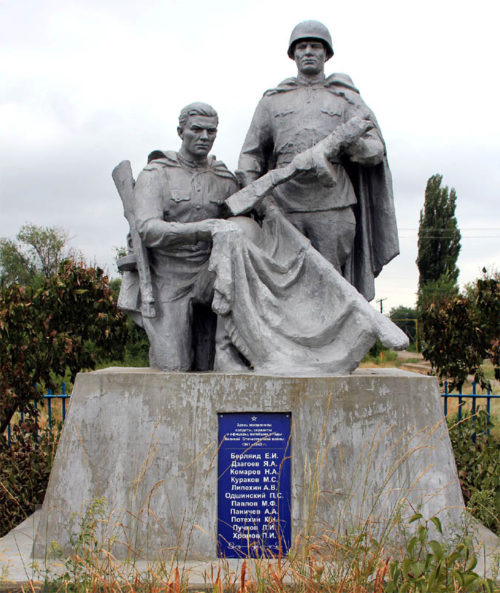 х. Потапов Волгодонского р-на. Памятник, установленный в 1959 году на месте перезахоронения погибших воинов.