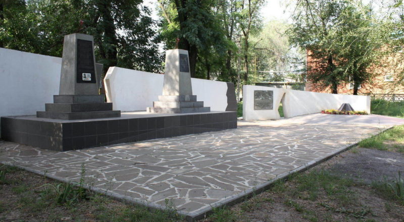 ст-ца. Багаевская. Памятники по улице Степана Разина, установленные у трех братских могилах, в которых захоронено 146 советских воинов, в т.ч. 141 неизвестный.
