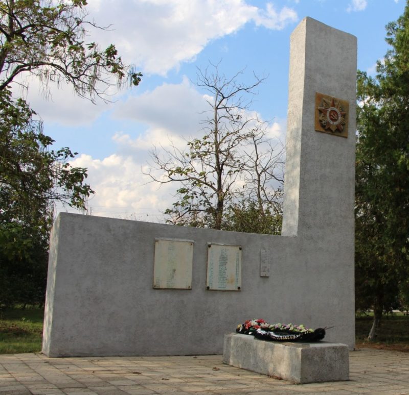 ст-ца. Ладожская Усть-Лабинского р-на. Памятник, установленный на братской могиле, в которой похоронено 97 советских воинов, погибших в боях с фашистскими захватчиками.