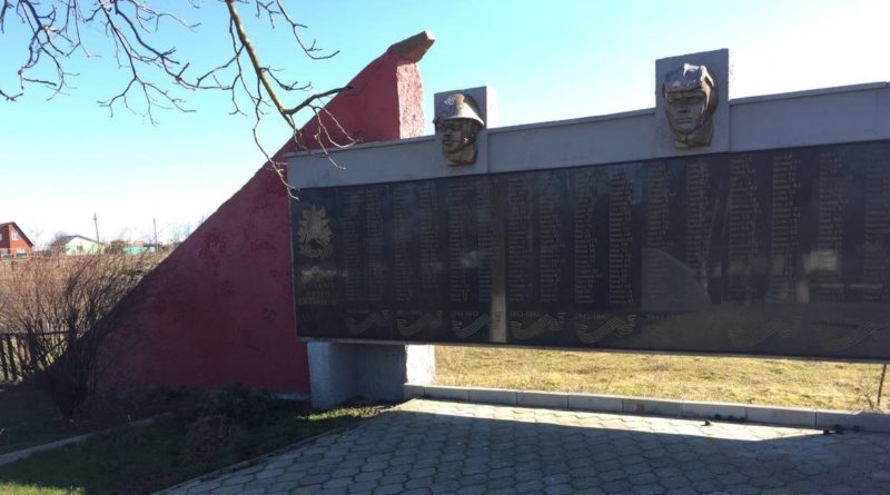 ст-ца. Фонталовская Темрюкского р-на. Памятник по улице Ленина 9/2, установленный на братской могиле, в которой похоронено 699 советских воинов.