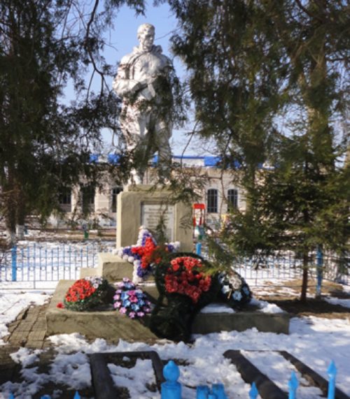 ст-ца. Некрасовская Усть-Лабинского р-на. Памятник у школы, установленный на братской могиле советских воинов.