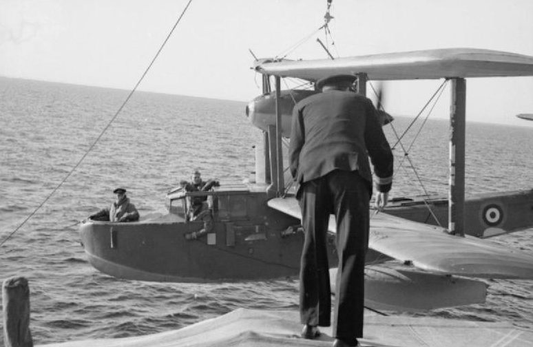 Спуск на воду самолета «Supermarine Walrus» с тяжелого крейсера «Suffolk». 1943 г.