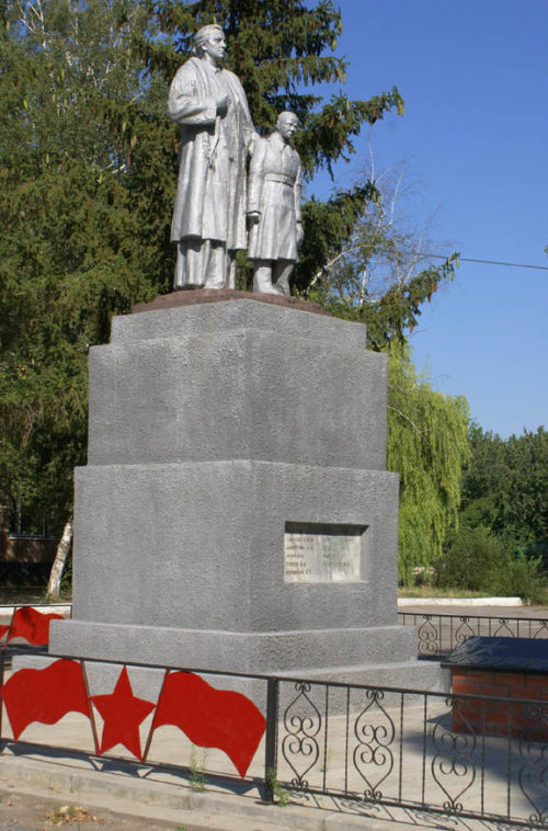 ст-ца. Романовская Волгодонского р-на. Памятник в школьном дворе, установленный в 1962 году на братской могиле, в которой перезахоронено 228 участников Романовского подполья.