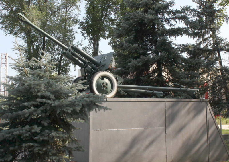 Памятник-орудие на мемориале.
