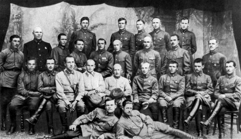 Слушатели ККУКС 1924-1925. К. К. Рокоссовский (стоит 5-й слева). 1925 г.