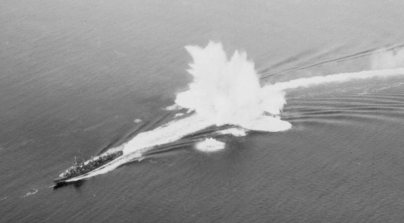 Взрывы глубинных бомб во время охоты на подлодку. 1943 г.