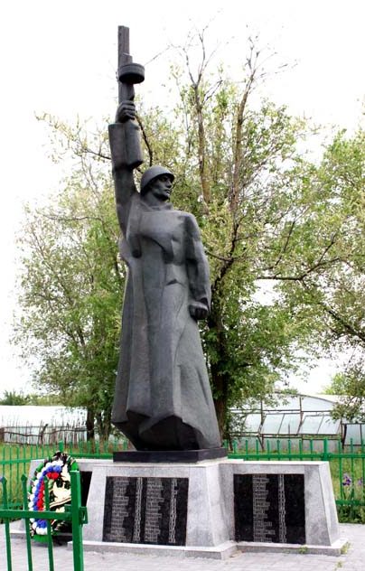х. Карповка Багаевского р-на. Памятник, установленный в 1956 году на братской могиле, в которой захоронено 23 человека, погибших и умерших от ран в январе 1943 года. 