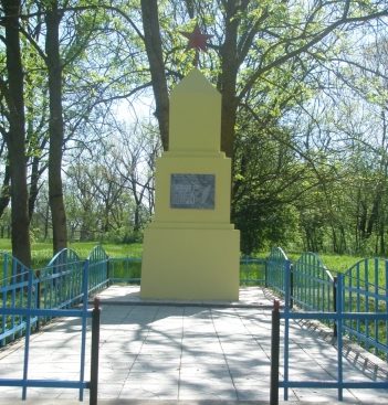 х. Ленина Тимашевского р-на. Братская могила 6 советских воинов, погибших в боях с фашистскими захватчиками.