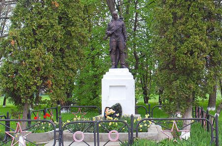 с. Суворовское Усть-Лабинского р-на. Памятник по улице Суворова 7, установленный на братской могиле советских воинов. 