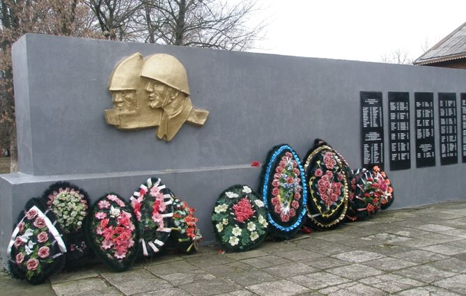 х. Ленинский Тимашевского р-на. Памятник, установленный на братской могиле, в которой похоронено 65 советских воинов. 