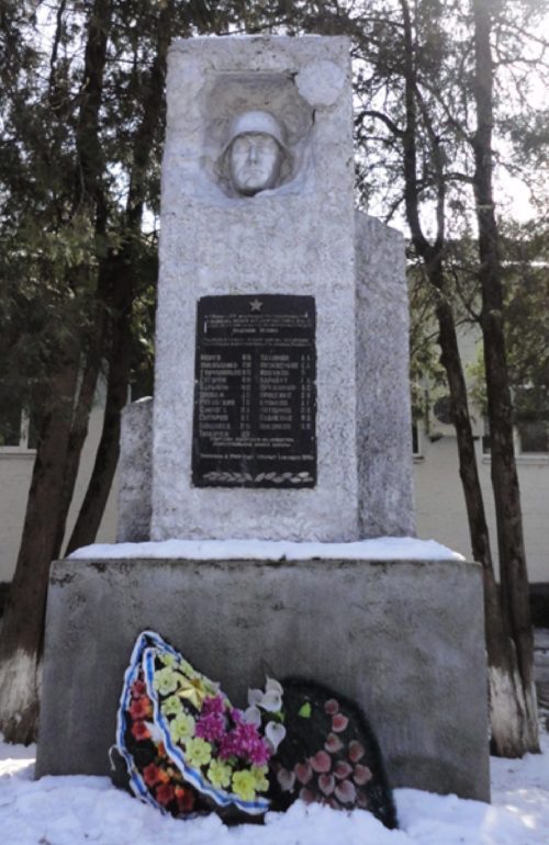 ст-ца. Тенгинская Усть-Лабинского р-на. Памятный знак у школы в честь учителей, погибших в годы войны.