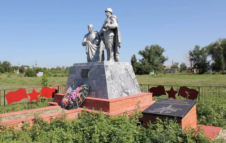 х. Рябичев Волгодонского р-на. Памятник, установленный на братской могиле воинов и мемориальная доска односельчанам.