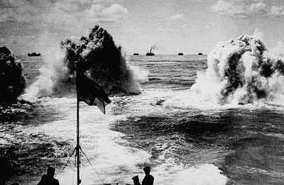 Взрывы глубинных бомб во время охоты на подлодку. 1943 г. 