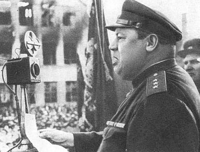 Генерал-полковник Толбухин выступает на митинге в городе Сталино. 1943 г. 