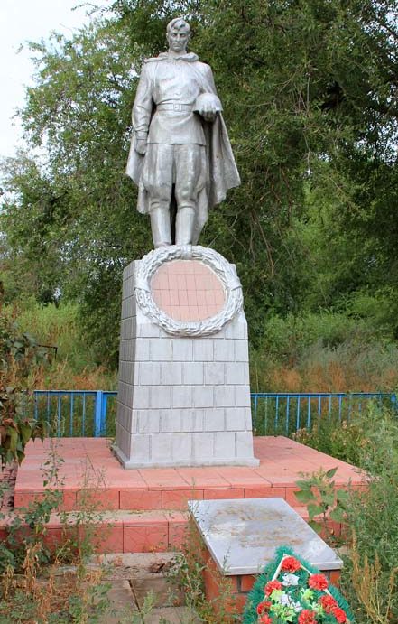 х. Семенкин Волгодонского р-на. Памятник, установленный на братской могиле советских воинов. 