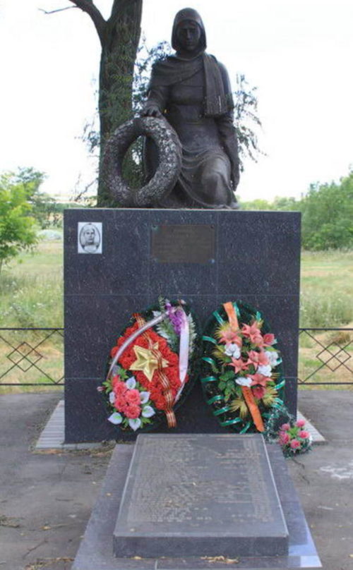 х. Родники Кагальницкого р-на. Памятник по улице Гагарина, установленный на братской могиле, в которой похоронено 45 советских воинов.
