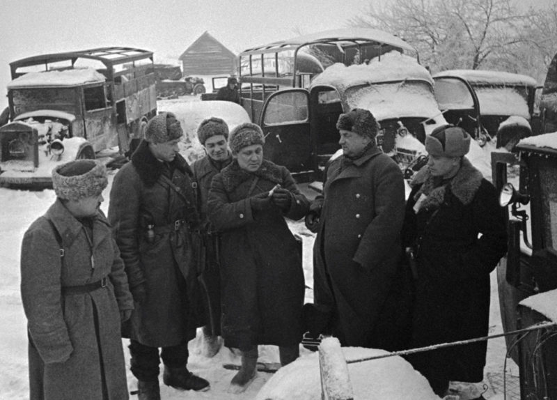 Командующий 16-й армией К. К. Рокоссовский (2-й слева), член Военного совета А. А. Лобачёв и писатель В. П. Ставский осматривают захваченную технику противника. Декабрь 1941 г.
