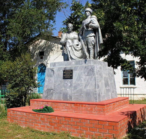 х. Холодный Волгодонского р-на. Памятник, установленный на братской могиле советских воинов.