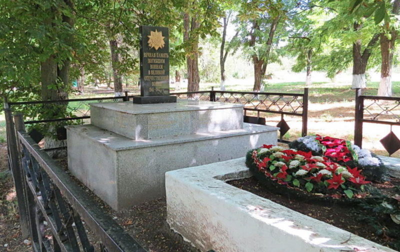 ст-ца. Хомутовская Кагальницкого р-на. Памятник, установленный на братской могиле, в которой похоронено 19 советских воинов.