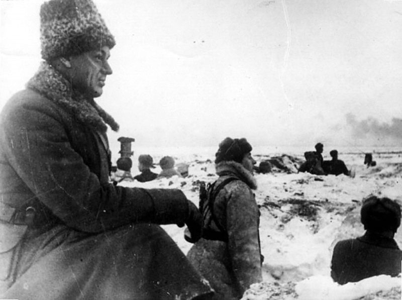 Командующий войсками Донского фронта К. К. Рокоссовский в районе Сталинграда. 1942 г.