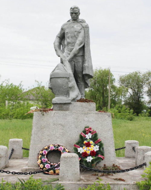 ст-ца. Манычская Багаевского р-на. Памятник, установленный на братской могиле, в которой похоронено 184 советских воина, в т.ч. 166 неизвестных.