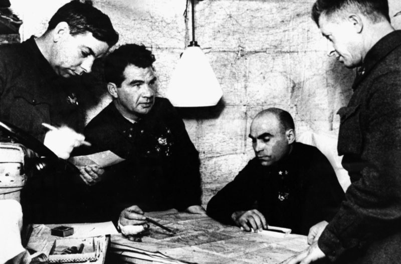 Генерал-майор Н.И. Крылов, генерал-лейтенант В.И. Чуйков, генерал-лейтенант К.А. Гуров, генерал-майор А.И. Родимцев. Декабрь 1942 г.