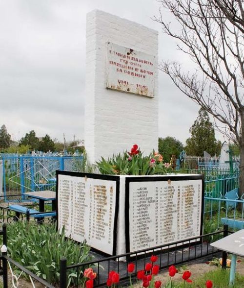 ст-ца. Манычская Багаевского р-на. Памятник на кладбище, установленный на братской могиле, в которой похоронено 400 советских воинов, в т.ч. 263 неизвестных, погибших в годы войны.