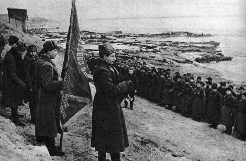 Чуйков на вручение гвардейского знамени 39-й дивизии. Сталинград. Январь 1943 г.