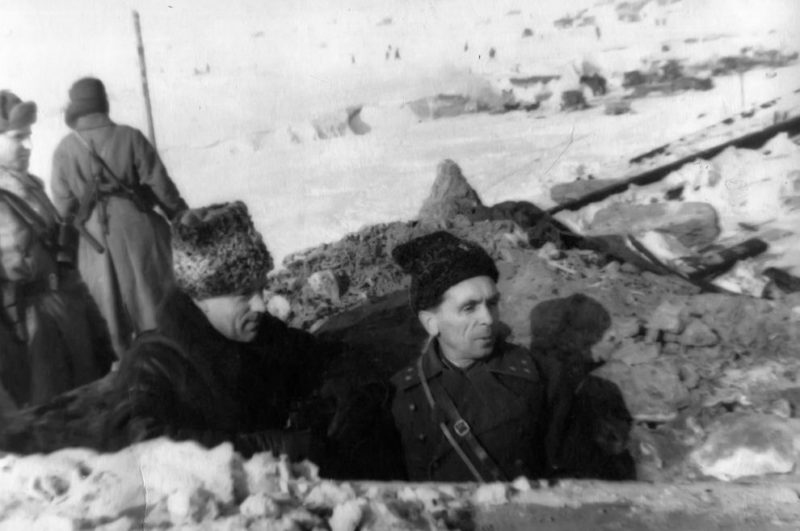 Рокоссовский и Батов на передовой. 1942 г.
