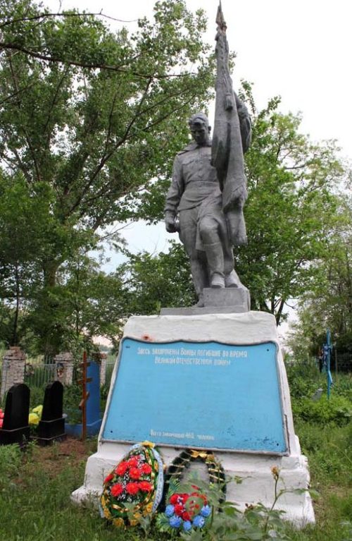 п. Первомайский Багаевского р-на. Памятник, установленный на братской могиле, в которой похоронено 1 010 моряков-пехотинцев, погибших в годы войны.