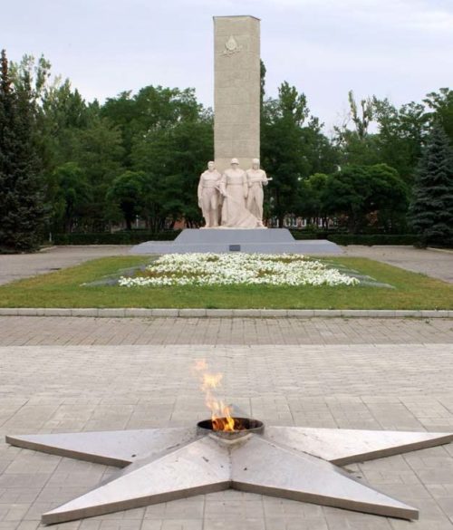 Памятник и вечный огонь на мемориале.