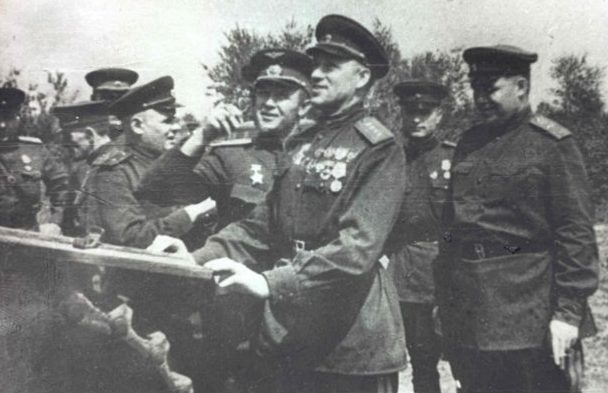 Командование Центрального фронта осматривает подбитую немецкую технику. В центре командующий фронтом К. К. Рокоссовский. Июль 1943 г.