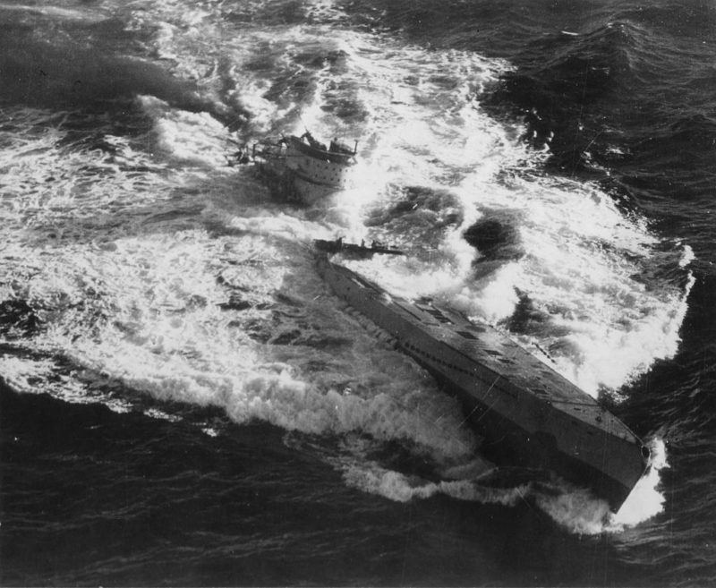 Немецкая подлодка «U-185» после атаки самолетов. 1943 г.
