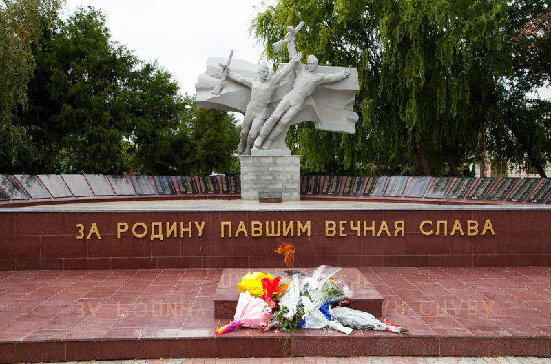 . Усть-Лабинск. Мемориал землякам, погибшим в годы Гражданской и Великой Отечественной войн был установлен в 1968 году и реконструирован в 1985 году.