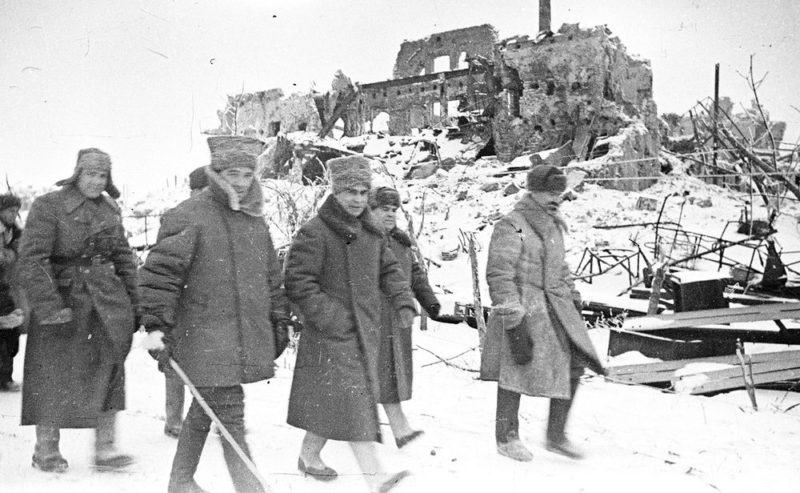 Командующий 62-й армии Сталинградского фронта генерал-лейтенант Чуйков (с палкой) и член военного совета генерал-лейтенант Гуров (по левую руку Чуйкова) в районе Сталинграда. 1943 г.