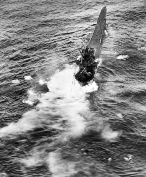 Немецкая подлодка «U-246» после атаки самолетов. 1943 г.