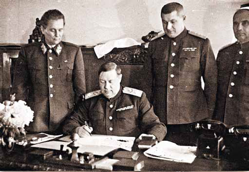 Подписание соглашения между советским командованием и командованием Югославской Народно-освободительной армии. И. Б. Тито, Ф. И. Толбухин. Югославия, сентябрь 1944 г.