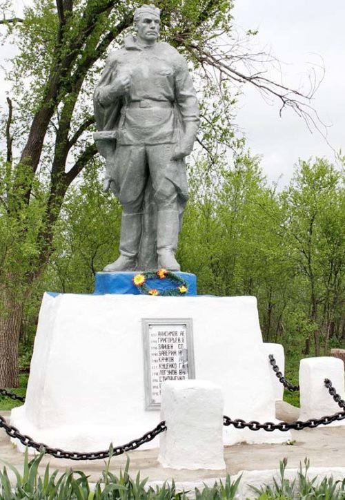х. Пустошин Багаевского р-на. Памятник, установленный на братской могиле, в которой похоронено 40 советских воинов, погибших в январе-феврале 1943 года в боях за хутор.