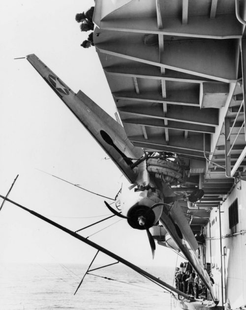 Авария бомбардировщика-торпедоносца «Grumman TBF-1 Avenger» на авианосце «Card». 1943 г.