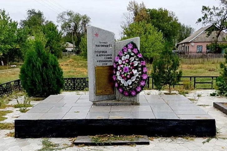х. Тузлуков Багаевского р-на. Памятник, установленный на братской могиле, в которой похоронено 25 воинов, погибших в годы войны.