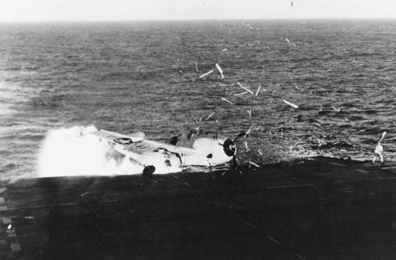 Палубный торпедоносец «Grumman TBF Avenger» врезается в летную палубу авианосца «Solomons». 1943 г. 
