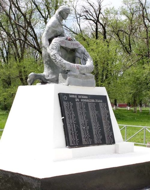 х. Усьман Багаевского р-на. Памятник, установленный на братской могиле, в которой похоронено 1 787 советских воинов, в т.ч. 1 578 неизвестных, погибших в боях за хутор 1942-1943 годах.
