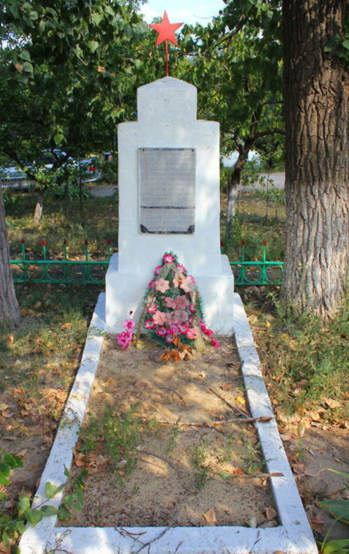 г. Каменск-Шахтинский. Памятник, установленный на братской могиле, в которой похоронено 60 советских воинов.