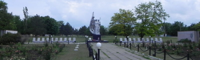 с. Глафировка Щербиновского р-на. Мемориал, установленный на братской могиле советских моряков, погибших в боях с фашистскими захватчиками.