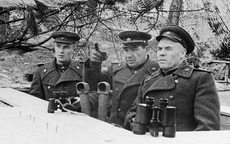 Василий Чуйков на наблюдательном пункте во время взятия Берлина. 1945 г.