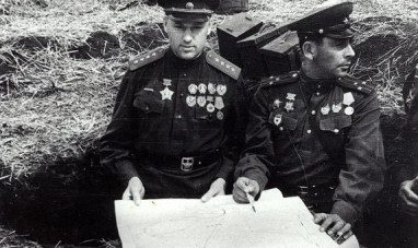 Генерал армии Рокоссовский на передовой. 1944 г.