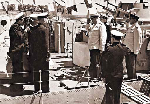 Прибытие маршала Толбухина на смотр кораблей Дунайской военной флотилии. Австрия, Вена. Май 1945 г.