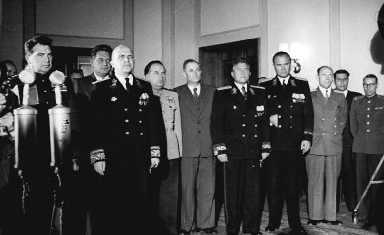 Генерал армии Чуйков и премьер-министр ГДР Отто Гротеволь. Берлин 1949 г. 