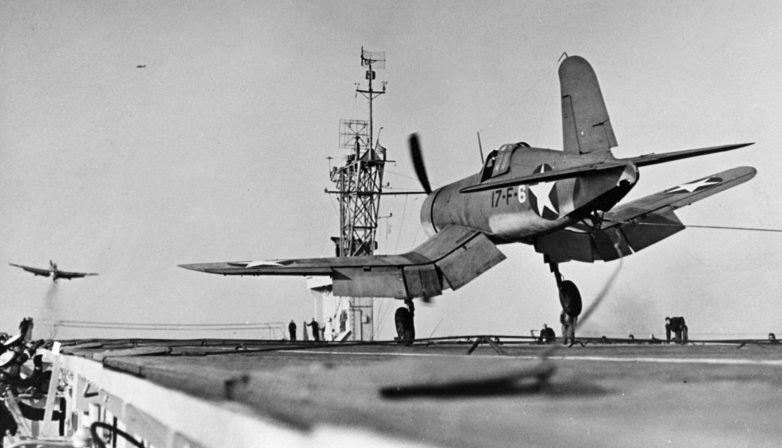 Палубный истребитель F4U-1 «Corsair» садится на палубу авианосца «Charger». Февраль 1943 г.